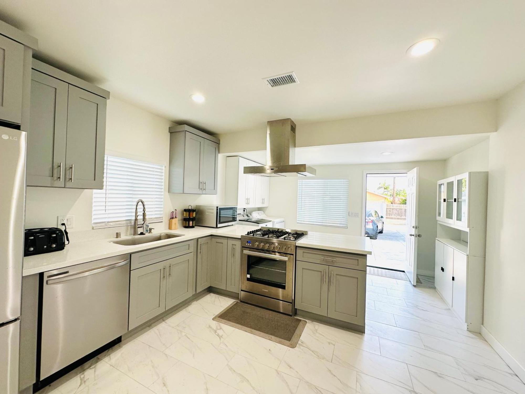 New Spacious House In Anaheim Near Disneyland-Knott In Without Backyard In The Same Lot Of 3 Separate Properties Eksteriør billede