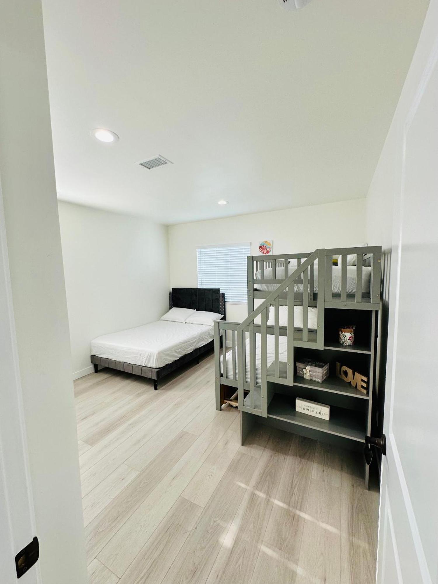 New Spacious House In Anaheim Near Disneyland-Knott In Without Backyard In The Same Lot Of 3 Separate Properties Eksteriør billede