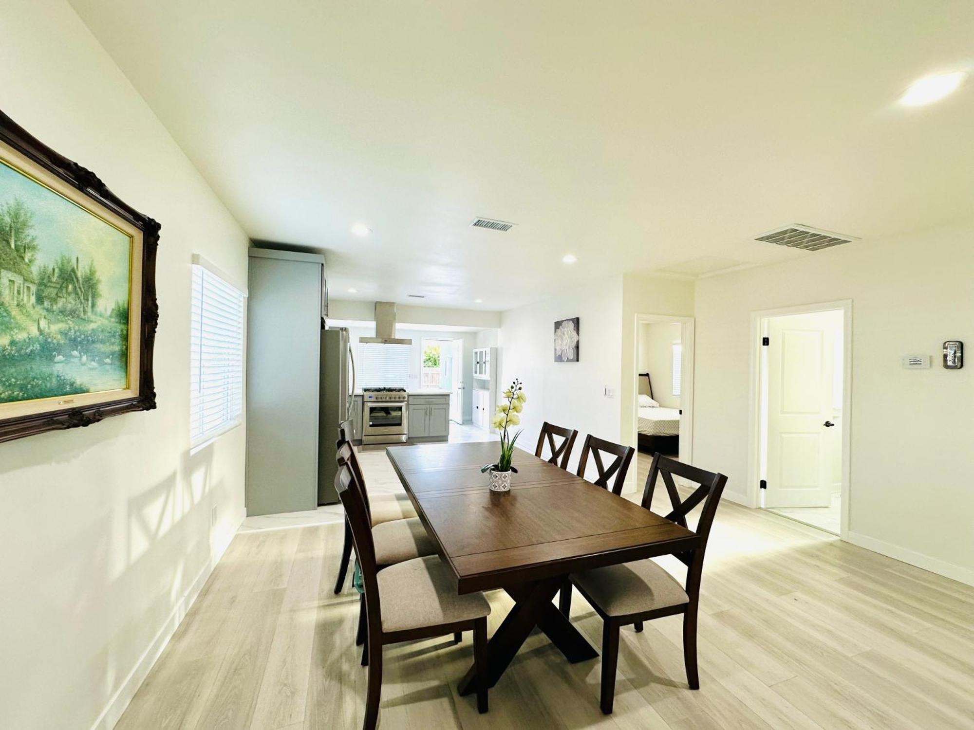 New Spacious House In Anaheim Near Disneyland-Knott In Without Backyard In The Same Lot Of 3 Separate Properties Eksteriør billede