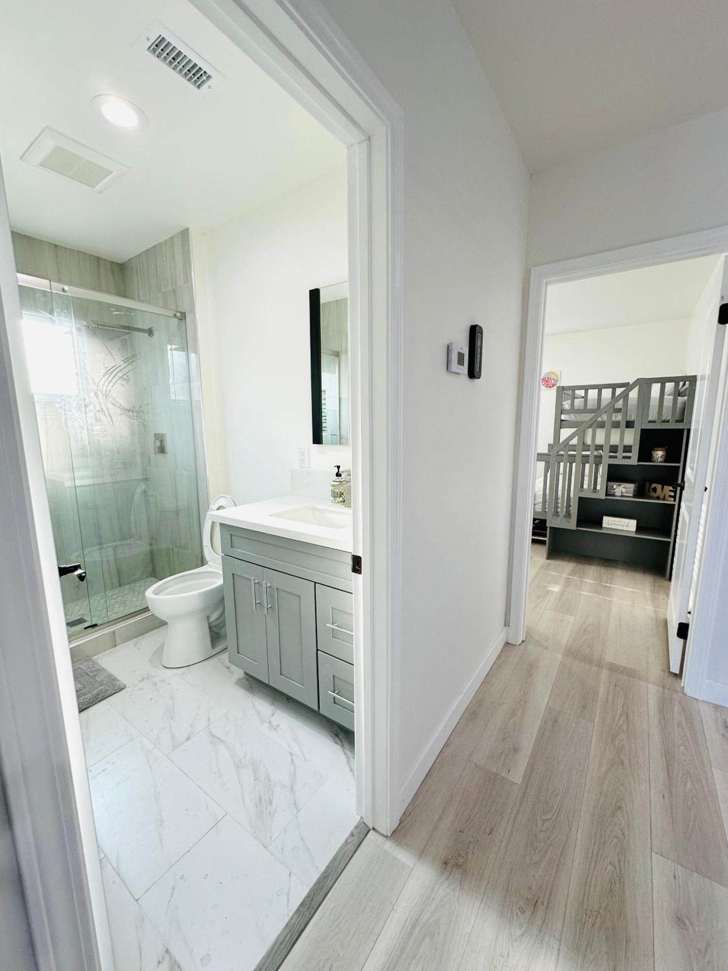 New Spacious House In Anaheim Near Disneyland-Knott In Without Backyard In The Same Lot Of 3 Separate Properties Eksteriør billede