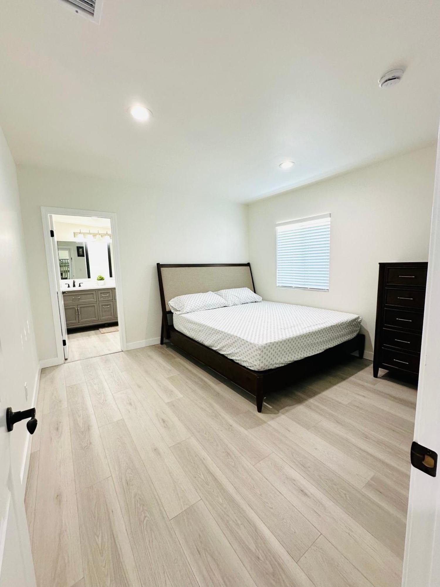New Spacious House In Anaheim Near Disneyland-Knott In Without Backyard In The Same Lot Of 3 Separate Properties Eksteriør billede