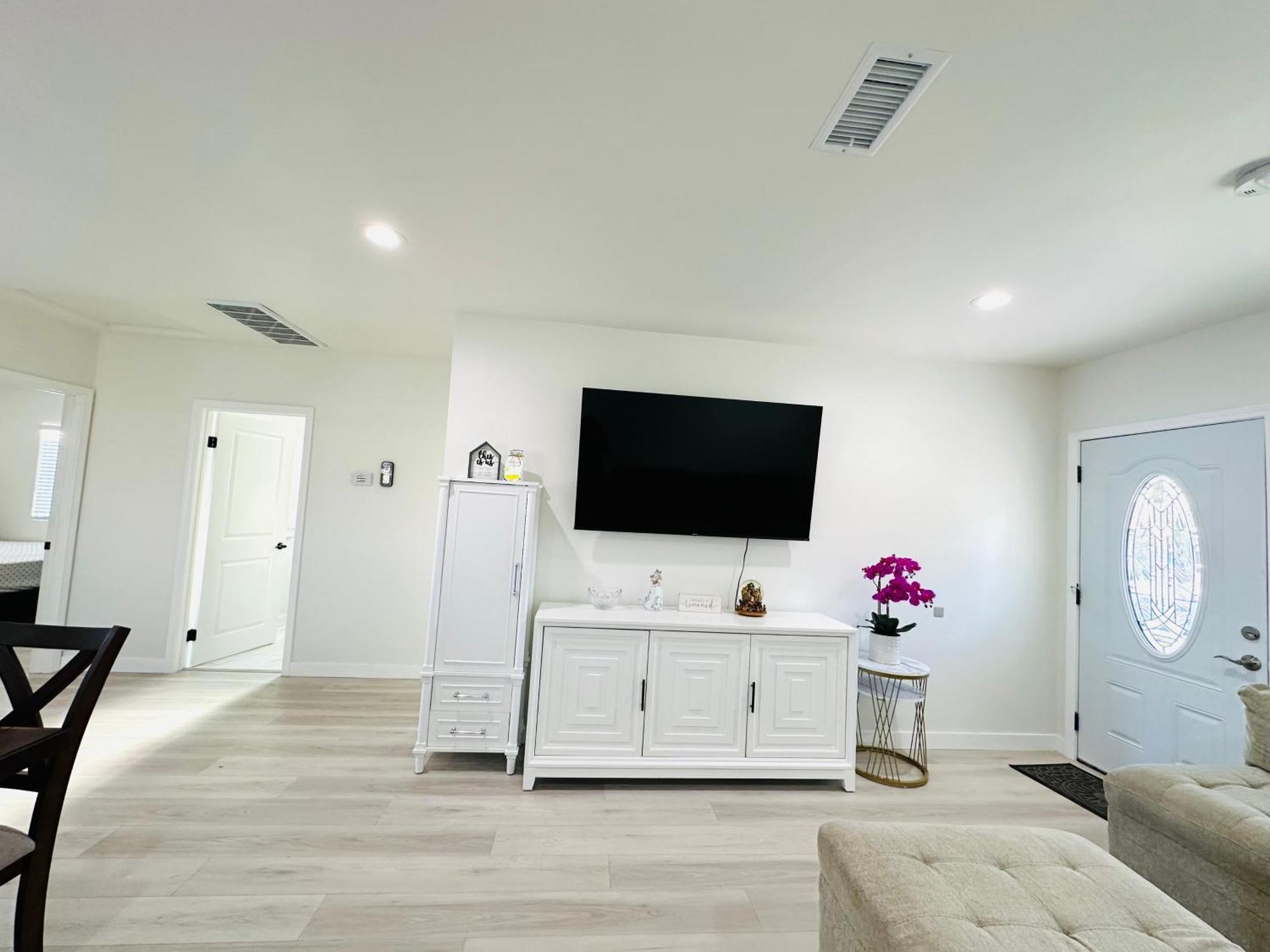 New Spacious House In Anaheim Near Disneyland-Knott In Without Backyard In The Same Lot Of 3 Separate Properties Eksteriør billede