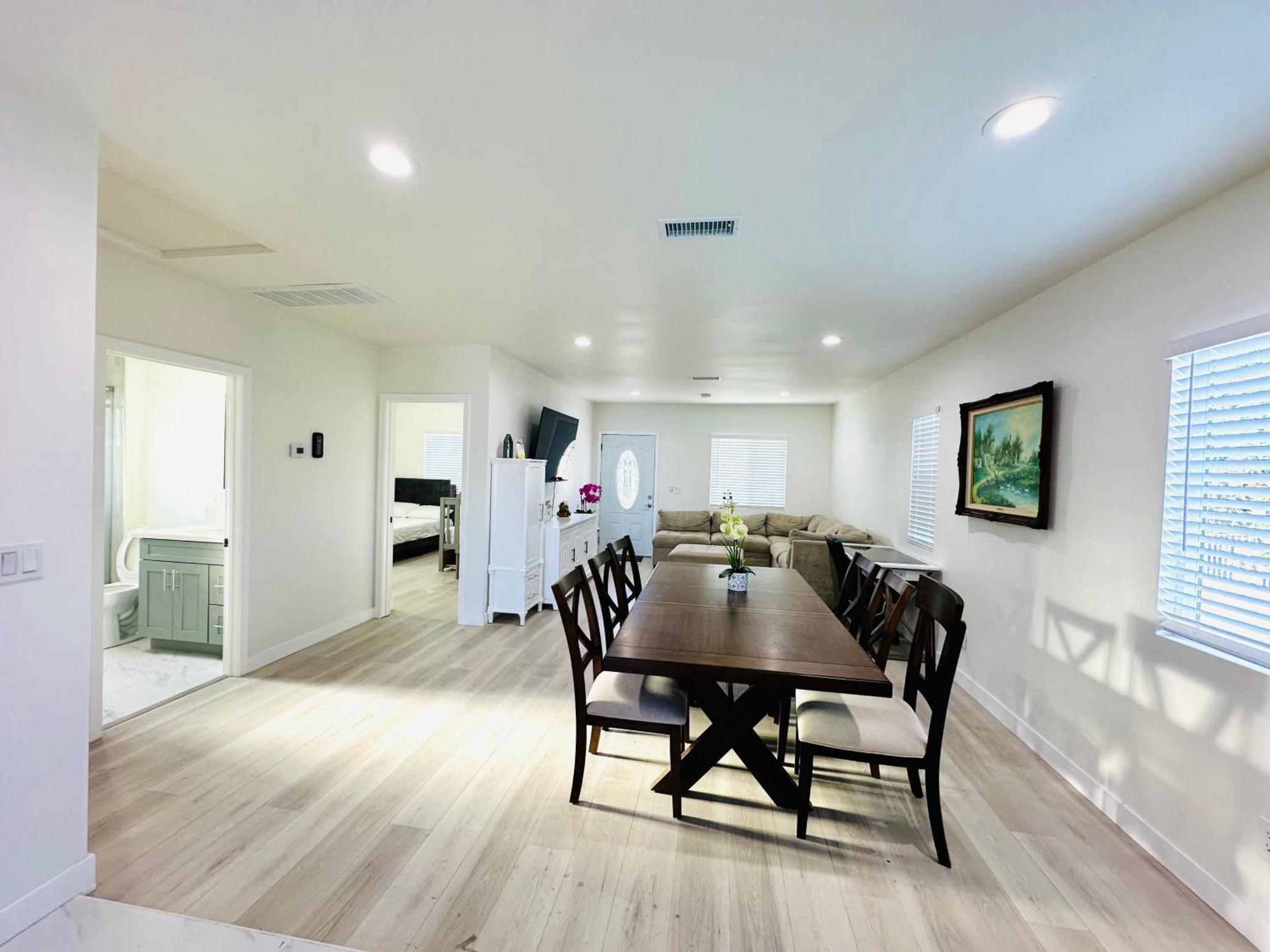 New Spacious House In Anaheim Near Disneyland-Knott In Without Backyard In The Same Lot Of 3 Separate Properties Eksteriør billede