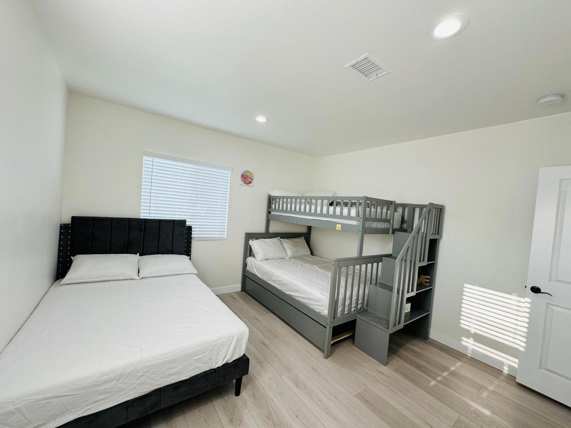 New Spacious House In Anaheim Near Disneyland-Knott In Without Backyard In The Same Lot Of 3 Separate Properties Eksteriør billede