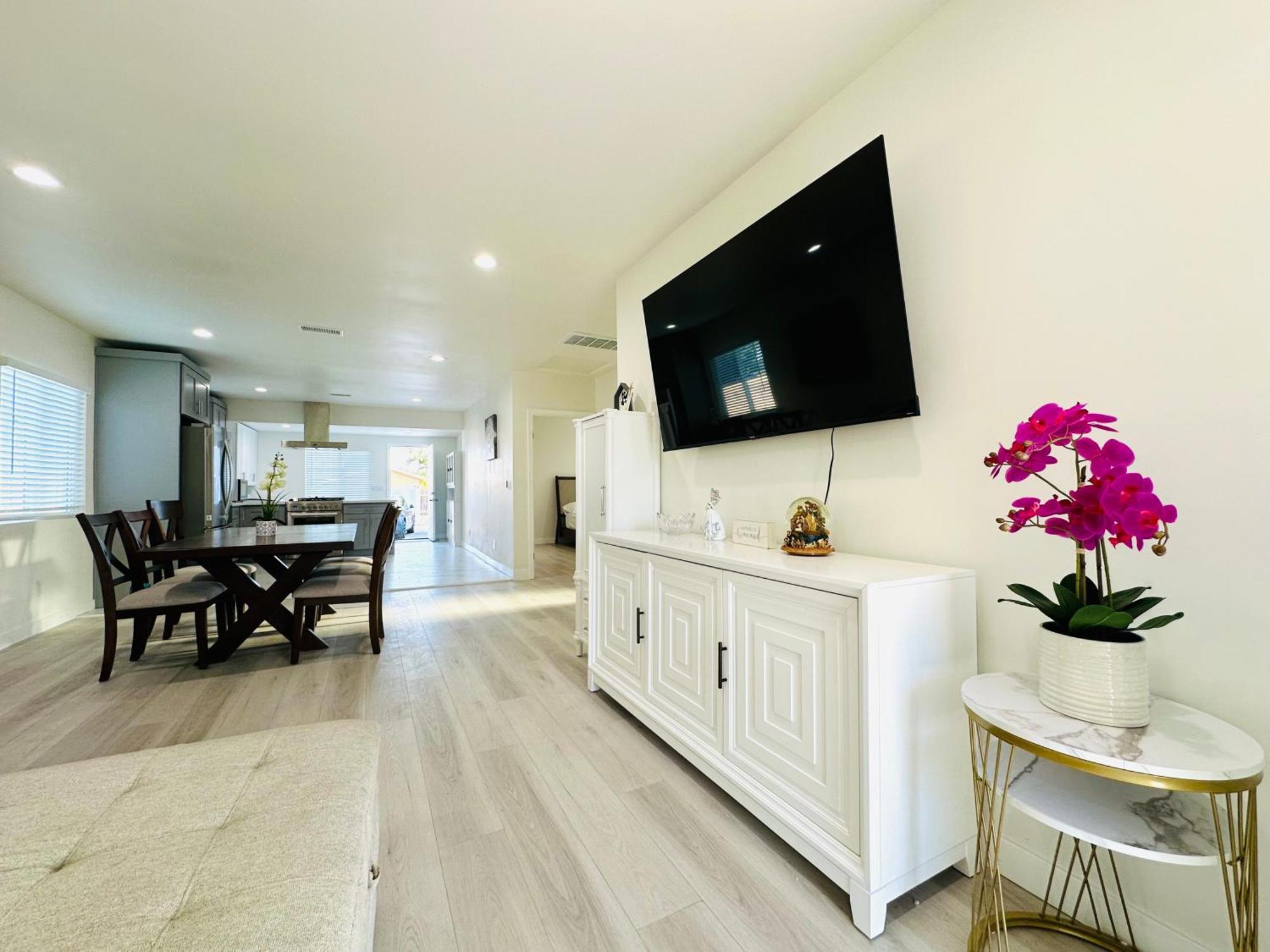 New Spacious House In Anaheim Near Disneyland-Knott In Without Backyard In The Same Lot Of 3 Separate Properties Eksteriør billede