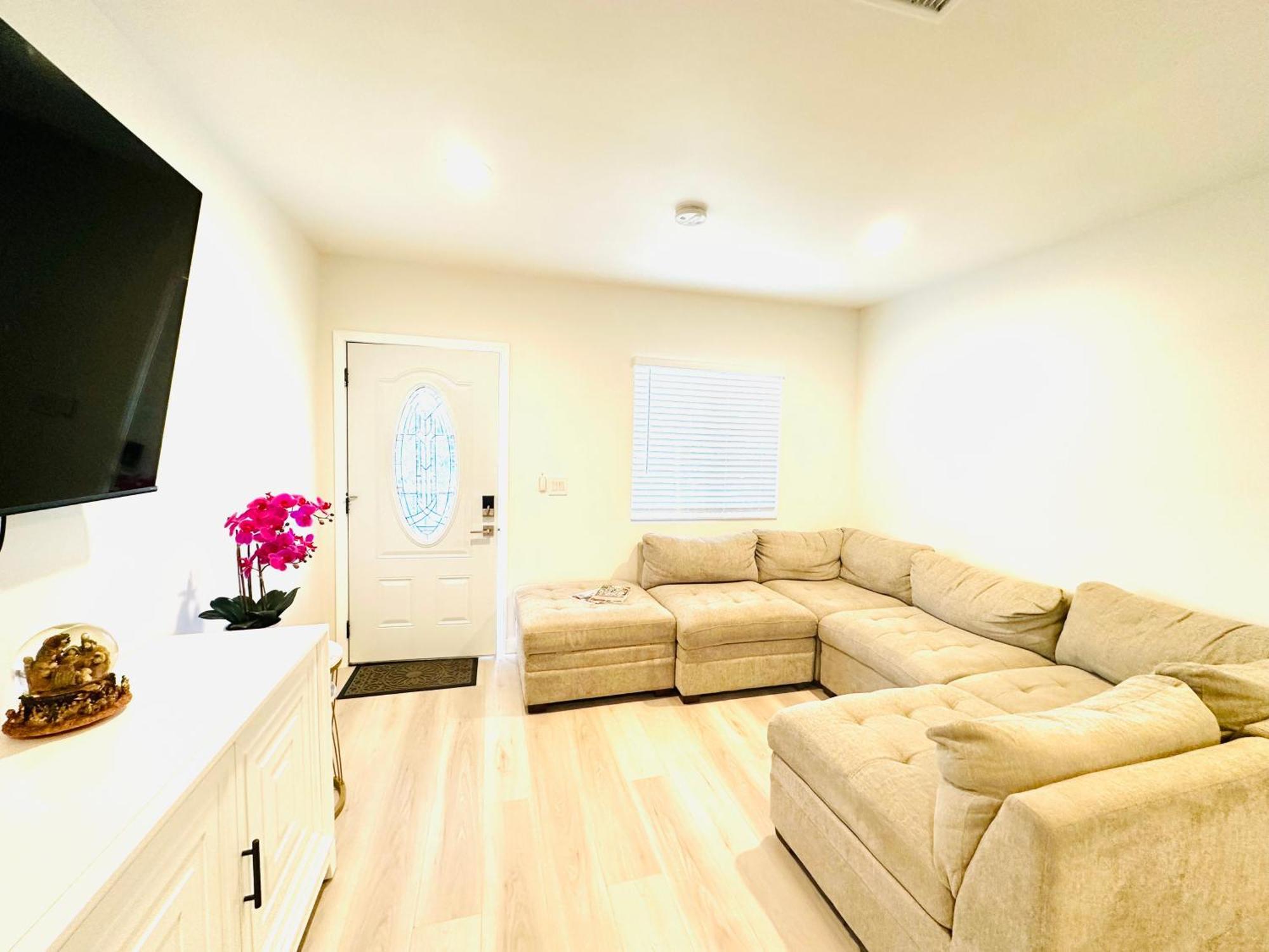 New Spacious House In Anaheim Near Disneyland-Knott In Without Backyard In The Same Lot Of 3 Separate Properties Eksteriør billede