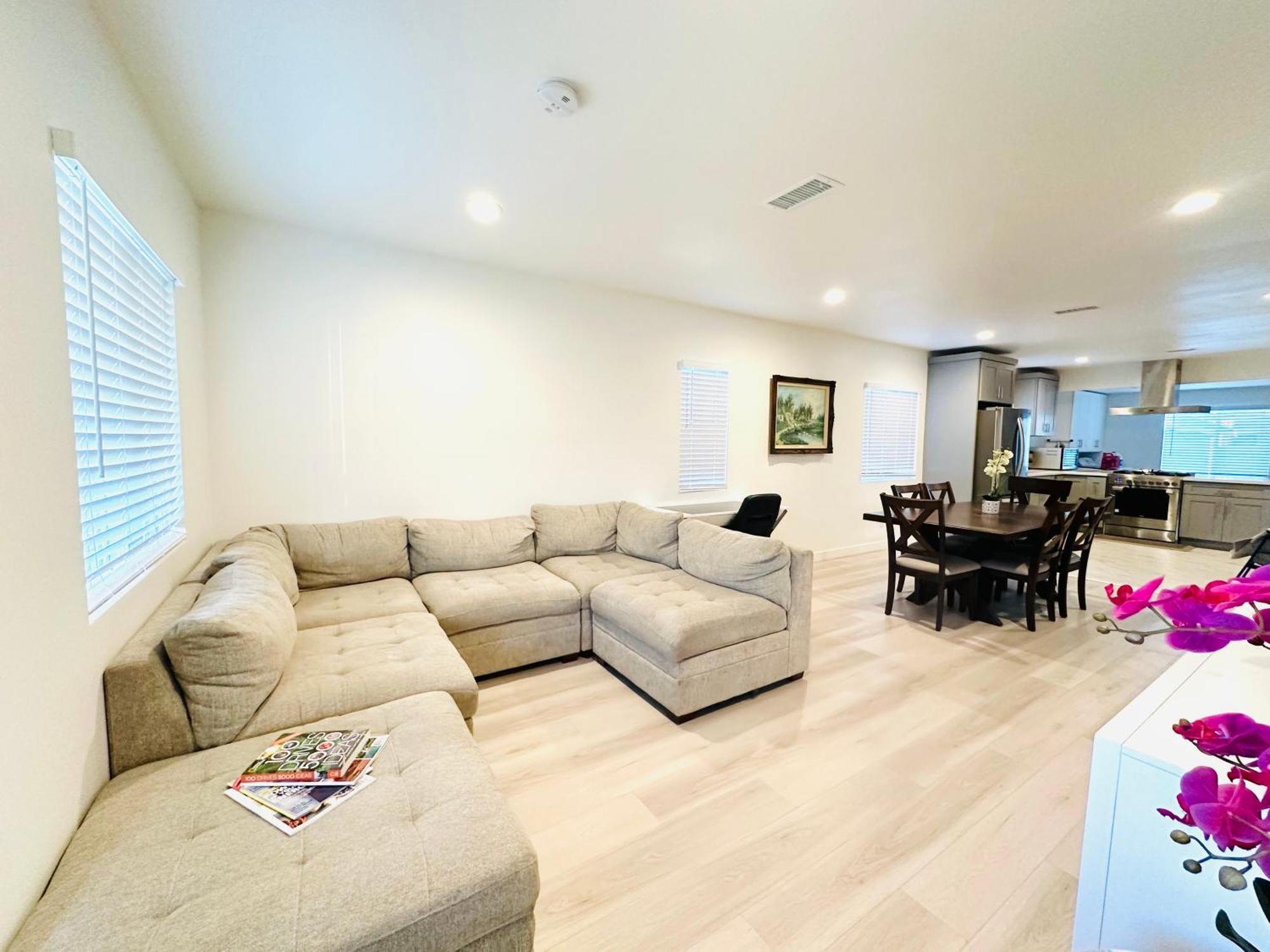 New Spacious House In Anaheim Near Disneyland-Knott In Without Backyard In The Same Lot Of 3 Separate Properties Eksteriør billede