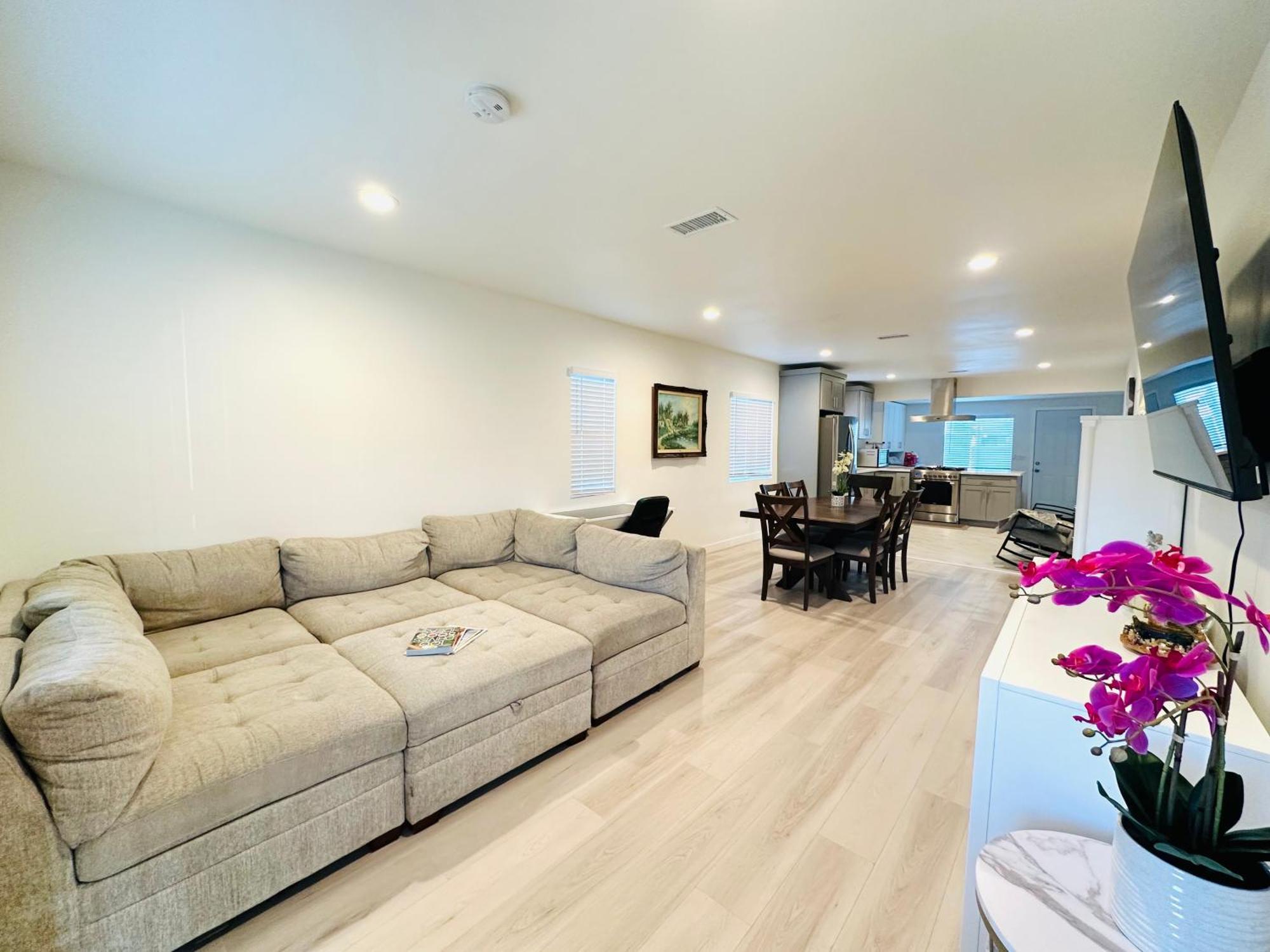 New Spacious House In Anaheim Near Disneyland-Knott In Without Backyard In The Same Lot Of 3 Separate Properties Eksteriør billede
